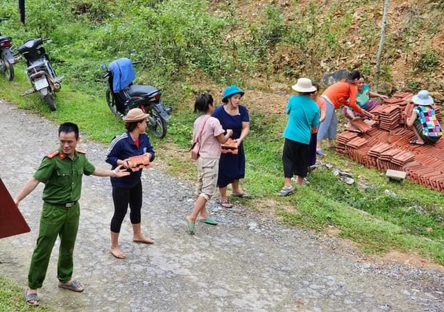 Thông đường, các lực lượng khẩn trương mang nhu yếu phẩm giúp dân bị cô lập nhiều ngày