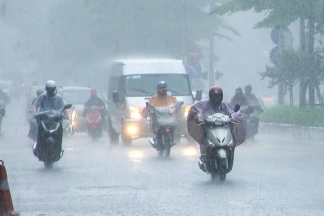 Miền Bắc ngày nắng, mưa dông mạnh vào chiều tối