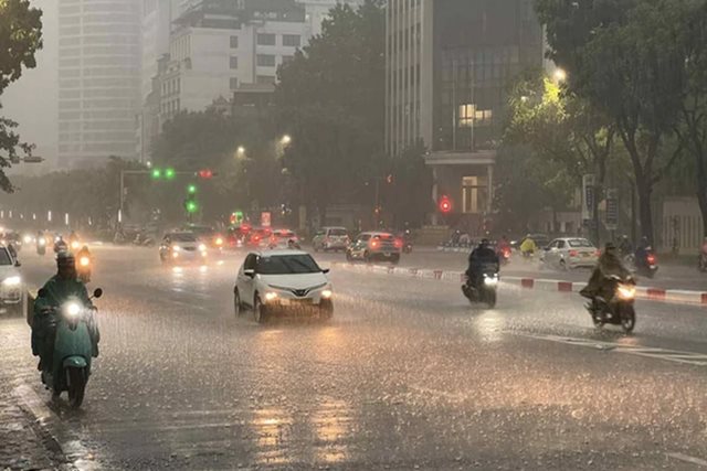 Cảnh báo dông lốc khu vực nội thành Hà Nội
