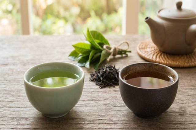 Trà xanh hay trà đen nhiều caffeine, loại trà nào tốt hơn cho sức khỏe?