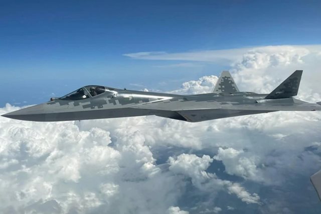 Su-57 Nga phóng tên lửa tàng hình phá nát căn cứ không quân Ukraine