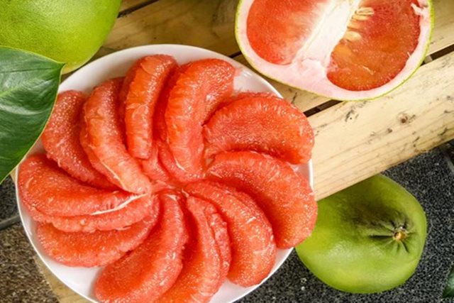 Nên uống nước ép bưởi hay ăn bưởi nguyên múi?