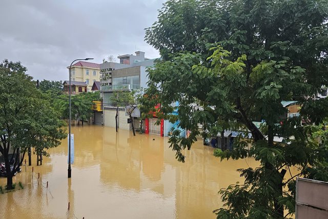 Người dân Huế trắng đêm chạy lũ