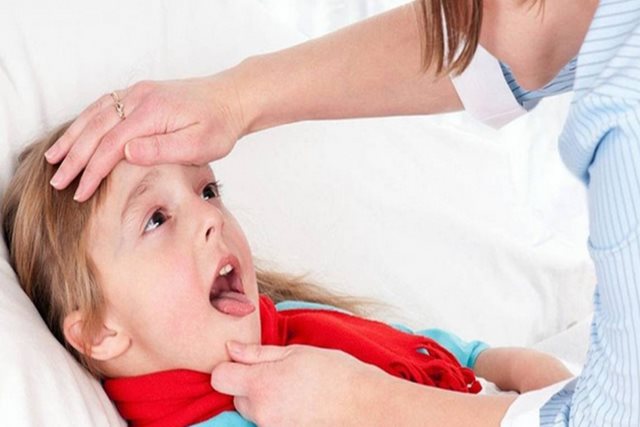 Ngoài dấu hiệu sốt, khi viêm amidan ở trẻ có thêm biểu hiện gì?