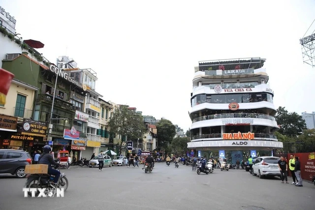 Vượt 40km tranh thủ 'check in' tòa nhà 'Hàm cá mập' trước ngày tháo dỡ