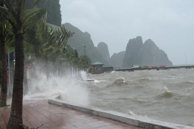 Cảnh báo dông lốc và mưa lớn vùng biển Quảng Ninh và Hải Phòng