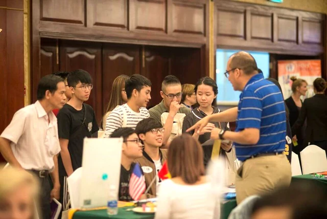 Mỹ tạm dừng phỏng vấn visa du học, học sinh và phụ huynh cần làm gì?