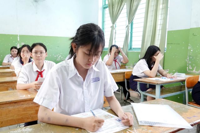 Thí sinh Hà Nội làm thủ tục thi lớp 10 hôm nay cần lưu ý quy định bắt buộc