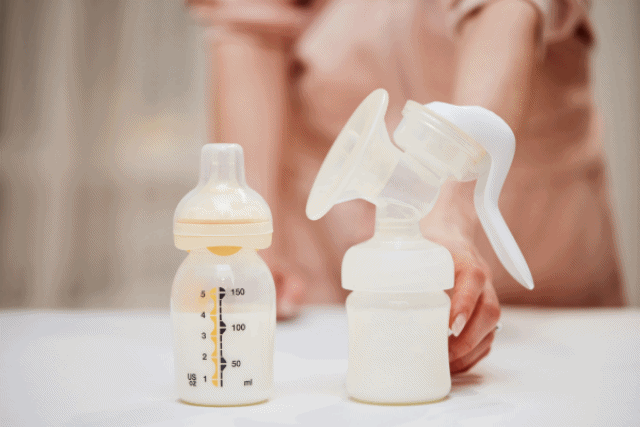 Phân biệt màu sữa mẹ an toàn và dấu hiệu cần cảnh giác