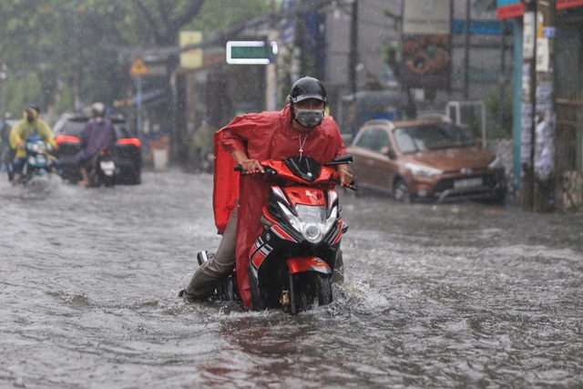 Miền Bắc oi nắng, vùng núi mưa dông