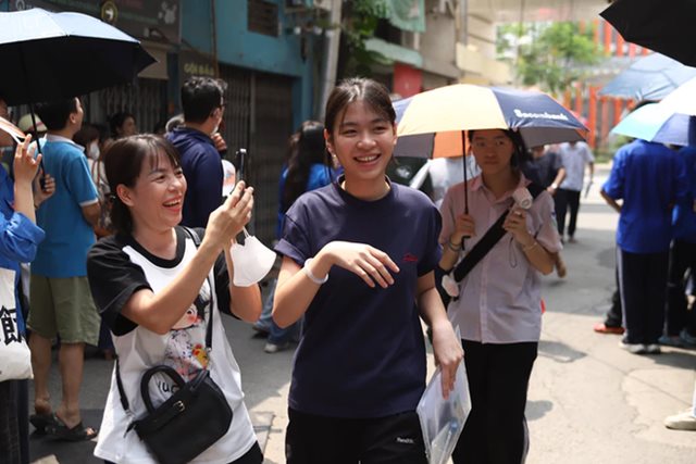 Nắng nóng ở miền Bắc kéo dài hơn dự báo, duy trì nền nhiệt trên 37 độ