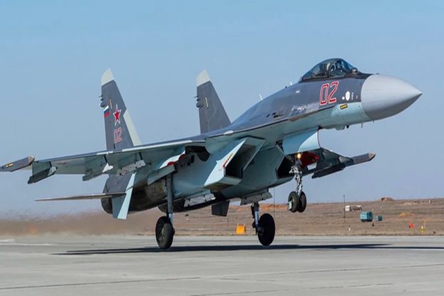 Tiêm kích Su-35 Nga đột nhập sâu vào Ukraine tìm điểm yếu phòng không