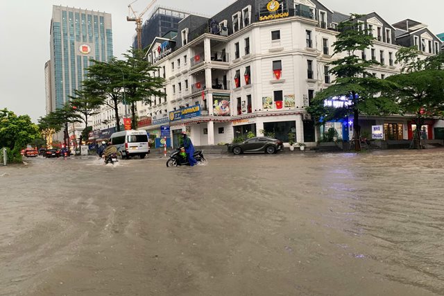Nhiều tuyến phố Hà Nội ngập sâu trong mưa, xe không thể di chuyển