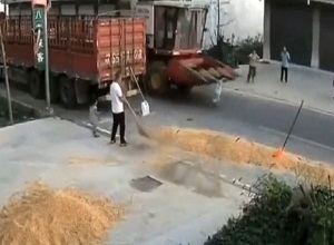 Hãi hùng khoảnh khắc bé trai chạy qua đường bị máy gặt tông trúng