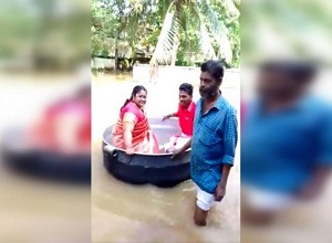 Cặp đôi Ấn Độ 'cưỡi' nồi vượt lũ đến lễ đường làm đám cưới