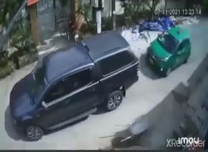 Xe bán tải bị 2 xe tông trúng, dân mạng tranh cãi đúng sai