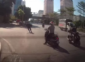 Nữ tài xế xe đạp gặp họa kinh hoàng vì xe máy lao vút ra từ ngõ nhỏ