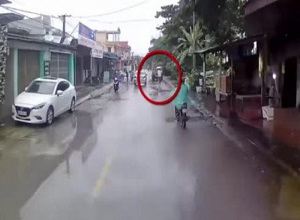 Tay cầm ô đạp xe vi vu trên phố, tài xế gặp họa tông xe tải