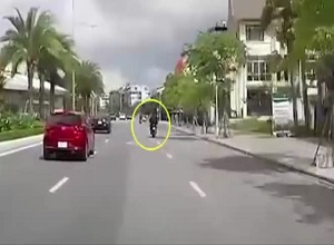 Vội vài giây, phóng xe máy đánh võng vượt ô tô, tài xế gặp tai họa
