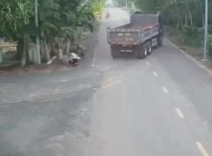 Lái xe máy ngã cắm đầu xuống đất vì tông ô tô tải, cư dân mạng tranh luận đúng sai