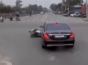 Nữ tài xế lái mercedes nhận 'mưa' lời khen vì pha xử lý tránh đại nạn cho lái xe dream