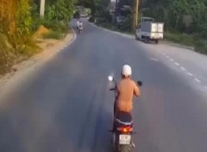 Nữ ninja phanh xe như tự sát khiến tài xế xe tải nổi khùng