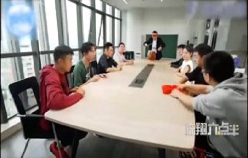 Nhân viên run rẩy với trò chơi 'cân não' của sếp vào mỗi cuối tháng