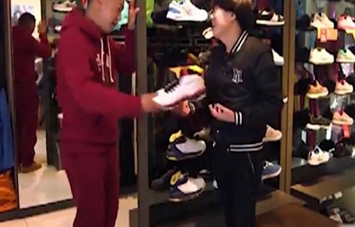 Chàng trai dùng cách khó tin để mua giày với giá chỉ bằng một nửa
