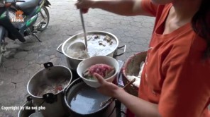 Du khách không thử sẽ tiếc cả đời Phở Tư Lùn nổi tiếng 70 năm