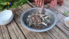 Rùng mình thanh niên bản suýt hóc vì ăn cá chép sống (phần 1)
