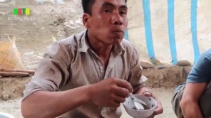 Rùng mình thanh niên bản suýt hóc vì ăn cá chép sống (phần 2)