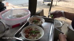 Quán bán không kịp thay biển đổi giá tại Thạch Bích Thanh Oai