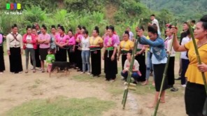 Cuộc thi đi cà kheo lấy bắp ngô, chơi hết mình vui hết cỡ (phần 1)