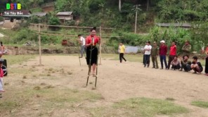 Cuộc thi đi cà kheo lấy bắp ngô, chơi hết mình vui hết cỡ (phần 2)