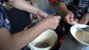 Giá 5k no căng rốn với 2 món đặc sản chỉ có ở làng cổ Thổ Hà- Cháo Quan Họ - Bánh Khúc Tai Mèo ( phần 2 )