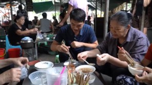 Giá 5k no căng rốn với 2 món đặc sản chỉ có ở làng cổ Thổ Hà- Cháo Quan Họ - Bánh Khúc Tai Mèo ( phần 3 )