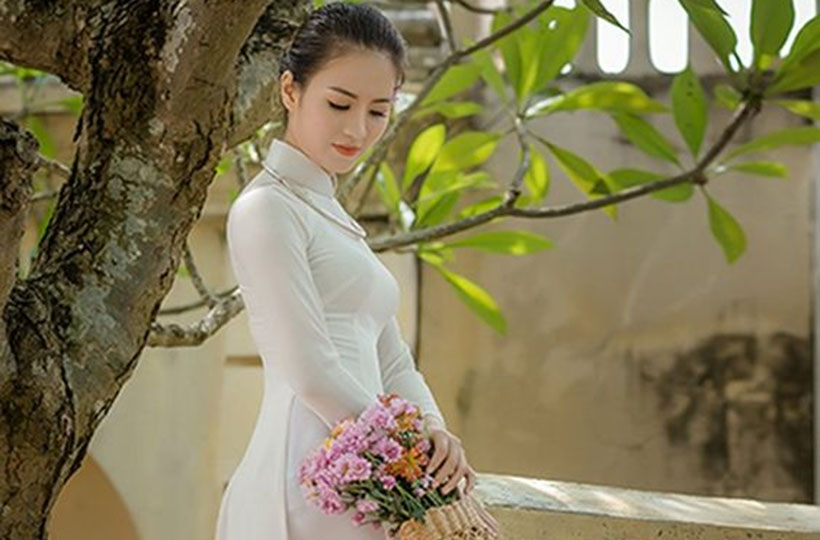 Cô gái ĐẸP HÚT HỒN trong tài áo trắng tinh khôi