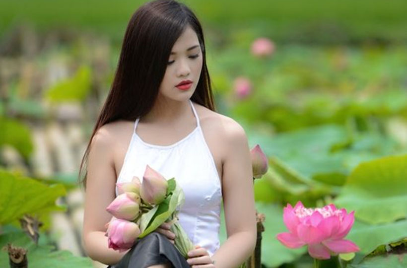 Hot girl ĐẸP MÊ HỒN bên sen đầu mùa