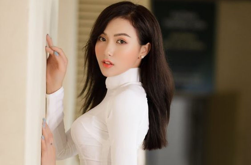 Co gai xinh dep trong ta ao dai trang