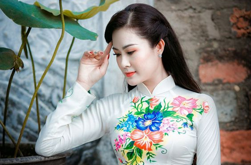 Thiếu nữ DUYÊN DÁNG ÁO DÀI giữa trời thu