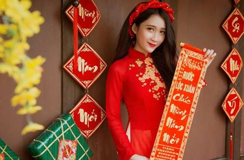 Người đẹp dịu dàng trong áo dài xuân