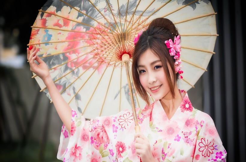 Cô gái cười rạng rỡ trong trang phục kimono