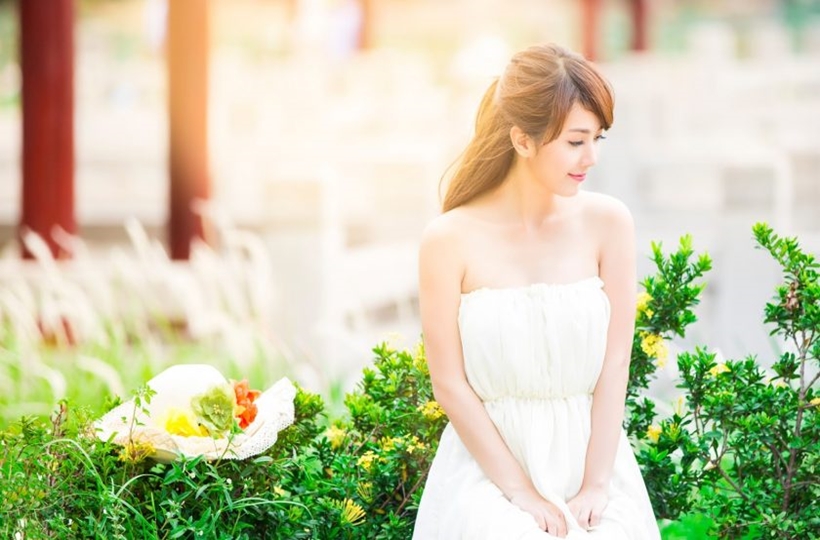 Cô gái váy trắng dịu dàng trong nắng