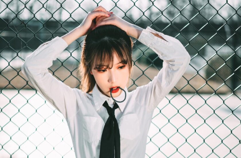 Nữ sinh cấp 3 cột tóc đuôi gà
