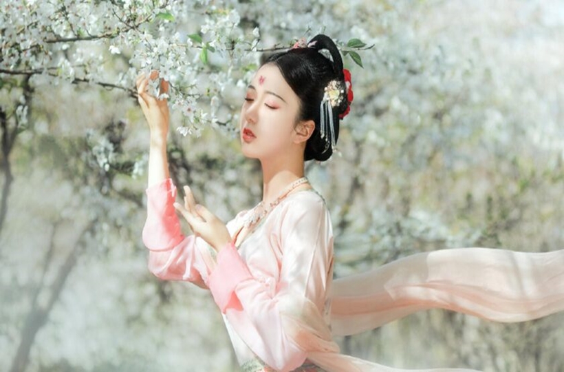 Mỹ nhân cổ trang bên rừng hoa