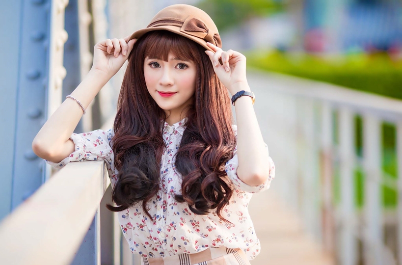 Nét thơ ngây của em gái áo hoa