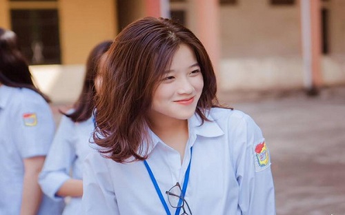 Hot girl xinh xắn trong bộ đồng phục 