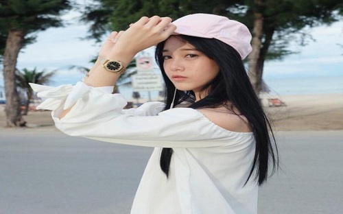 Cô gái có gương mặt lạnh lùng 