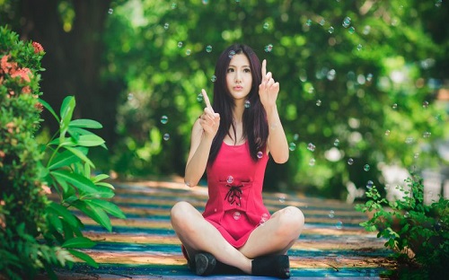 Người đẹp Á Châu xinh xắn dễ thương trong trang phục váy đỏ hồng.