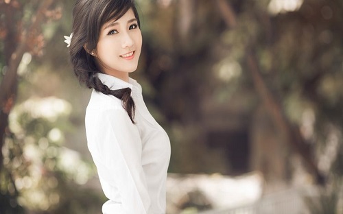 Người đẹp á đông xinh giản dị và hiền hòa.